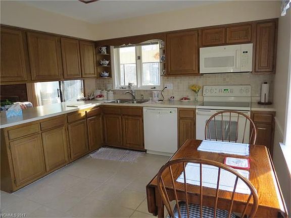 5th image of 181 Haywood Knolls Dr