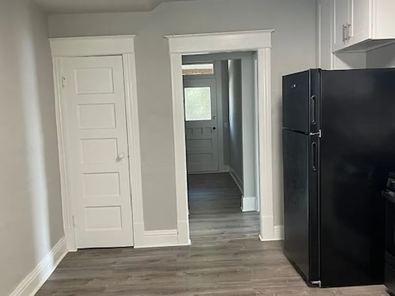Farrah Apartments: 1 & 2 Bedroom Renovated Units — Photo 38