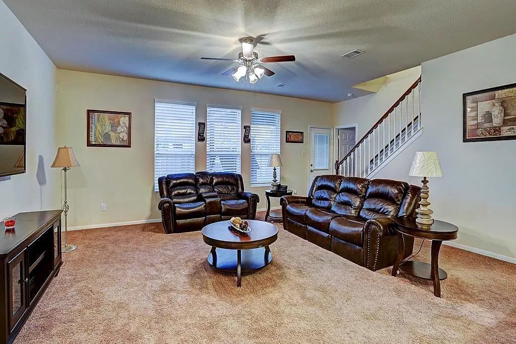 4 bed, 2.5 bath, 2471 sqft, $2,400 — Photo 2