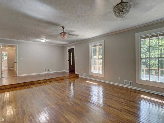 5th image of 2565 Highland Dr SE