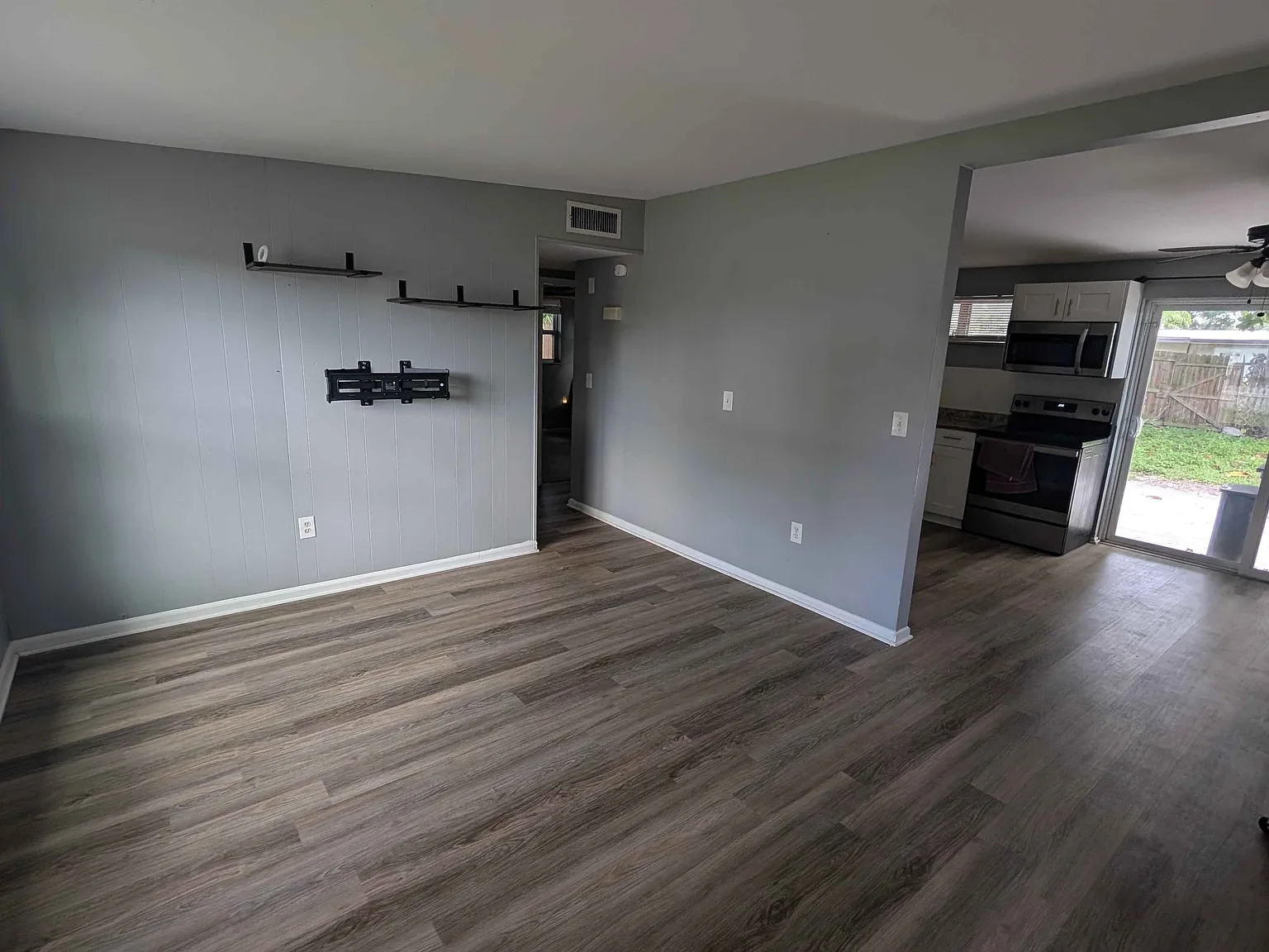 3 bed, 1004 sqft, $2,200 — Photo 2