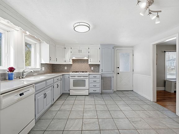 4th image of 42 Carroll St