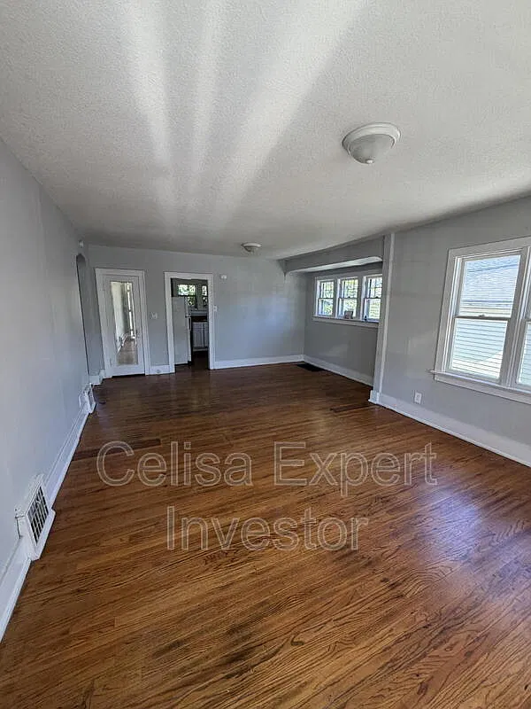 2 bed, 1.0 bath, 808 sqft, $1,000 — Photo 1