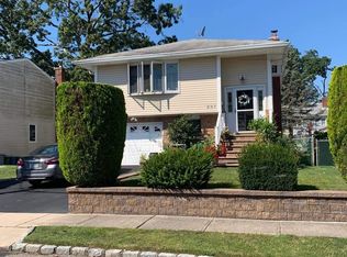 237 Walnut St, Lindenhurst, NY 11757