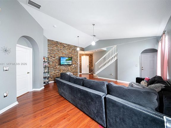 5th image of 1097 NE 40th Rd