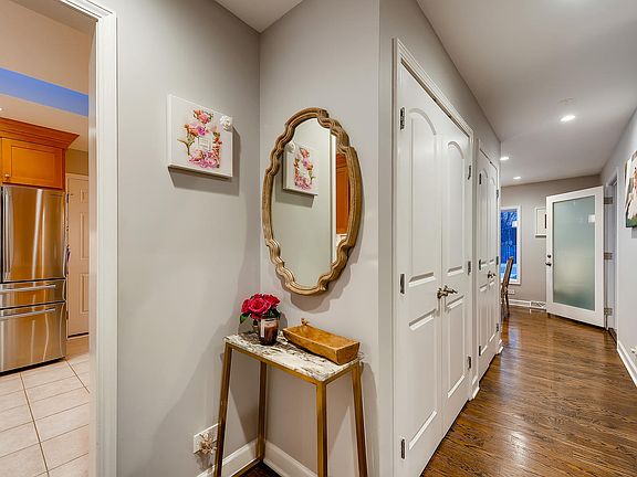 4th image of 310 N Carlyle Pl