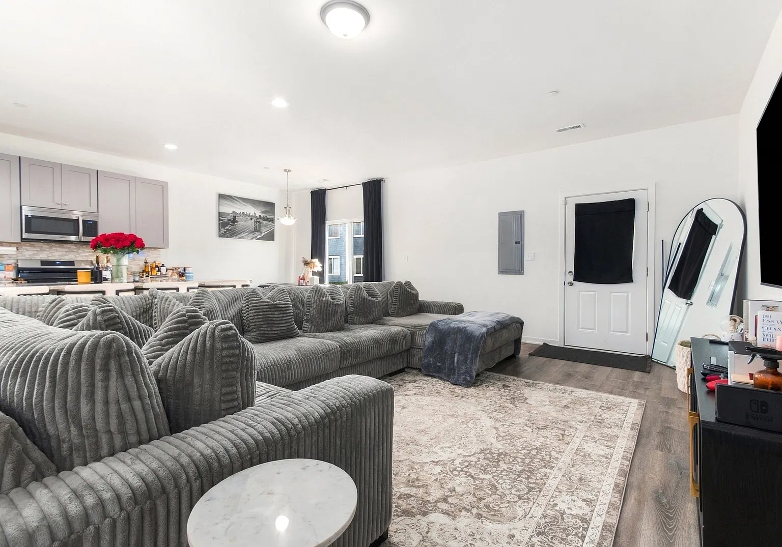3 bed, 2.5 bath, 1966 sqft, $2,500 — Photo 2