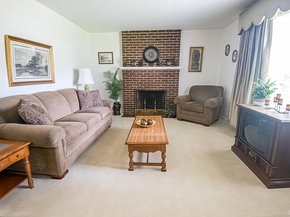 5th image of 136 Long Pine Dr