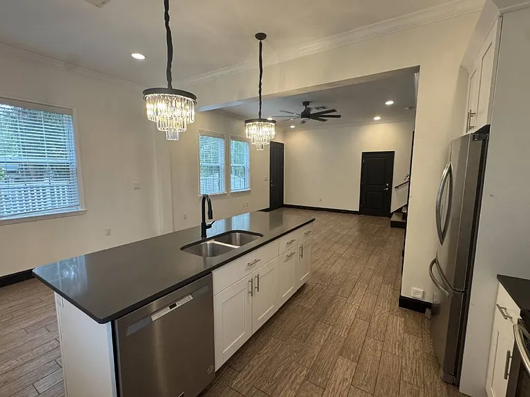 331 N Trask St — Photo 4