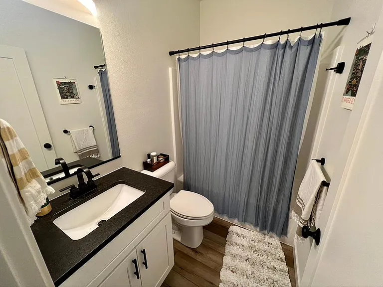 Full main bath.