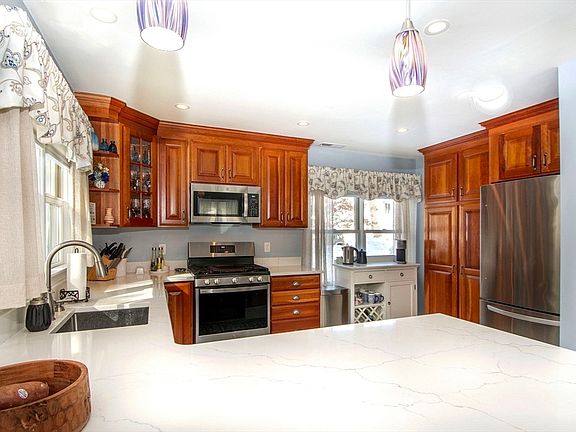 4th image of 16 Holly Ct