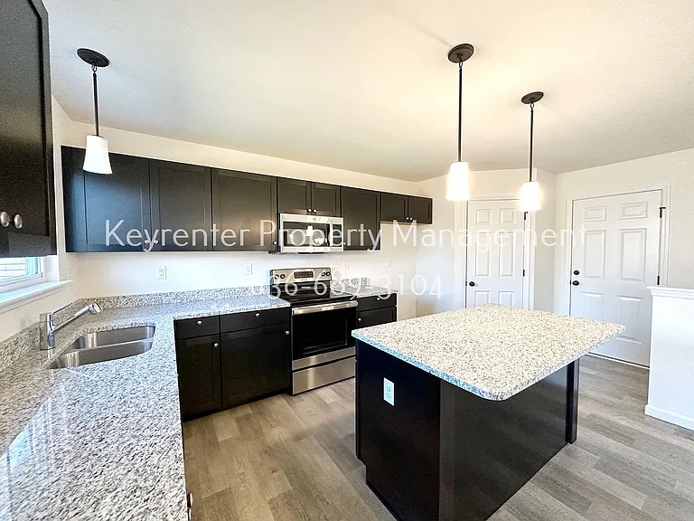 350 Hammerstone Dr — Photo 3