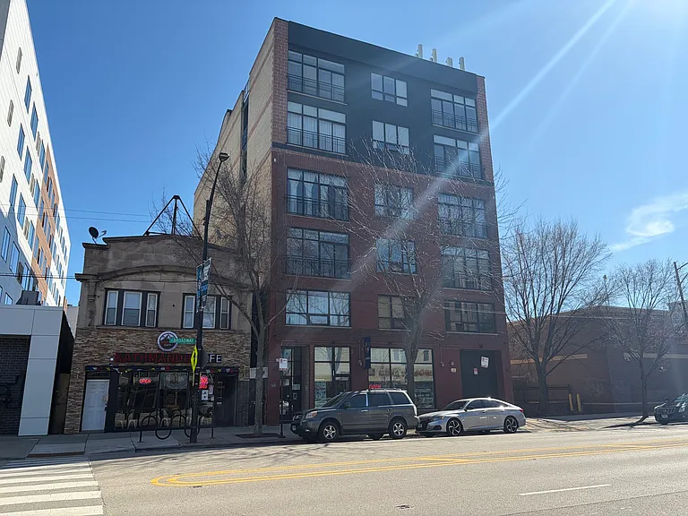 6135 N Broadway St #304 — Photo 1