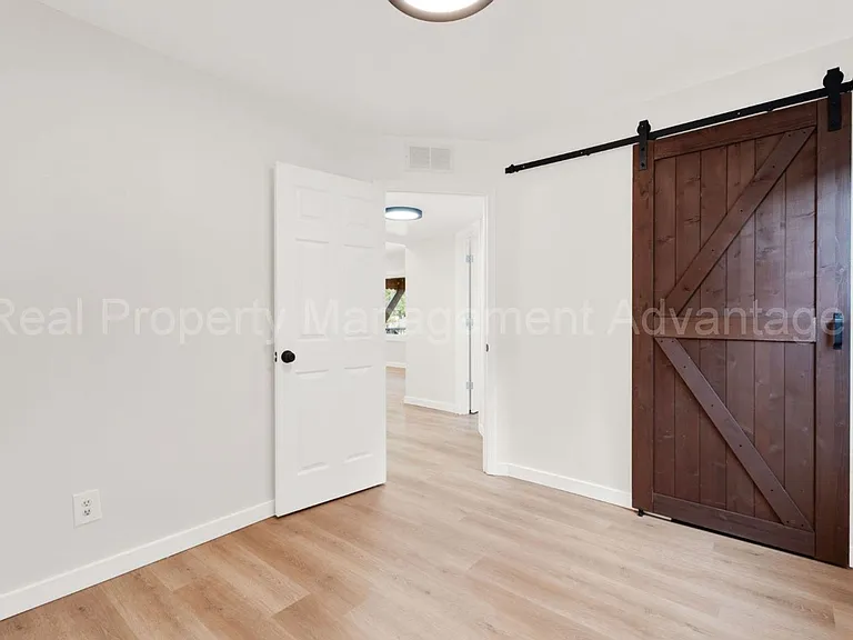 1513 E Meyers Ave — Photo 18