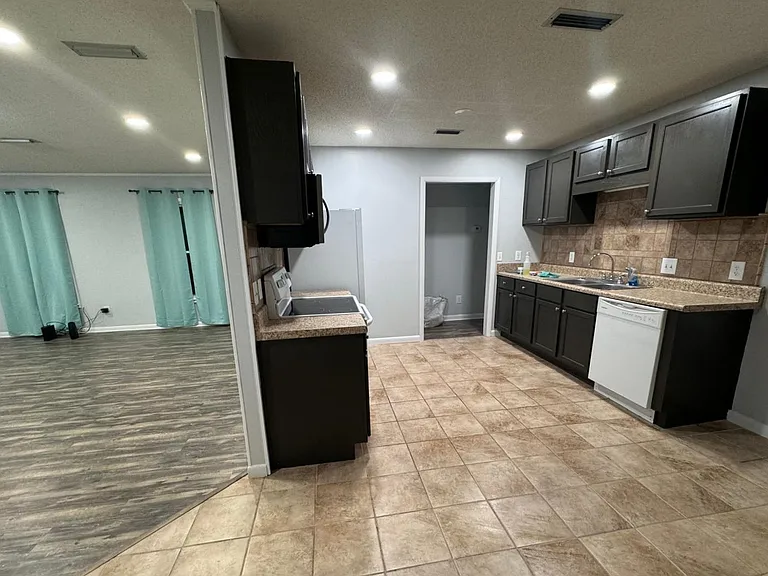 605 Melbourne Dr — Photo 7