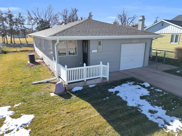 223 E 19th St, Cozad, NE 69130
