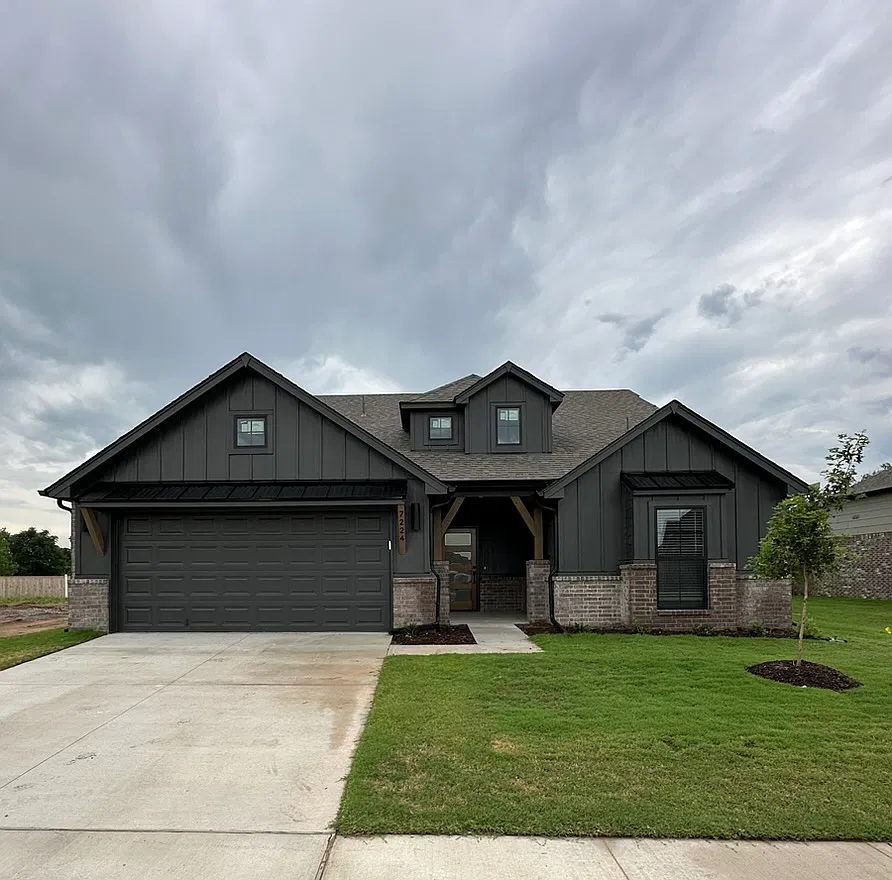 7224 E 135th St S - Newer in River Crest, Bixby - Gated w/ Comm. Pool! — Photo 2