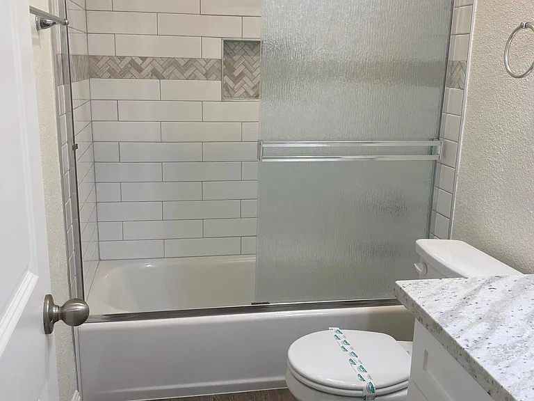 Shower / Tub