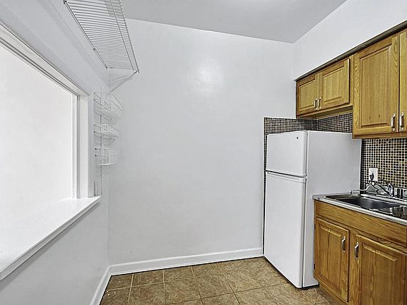 4th image of 212 E 18th St #3