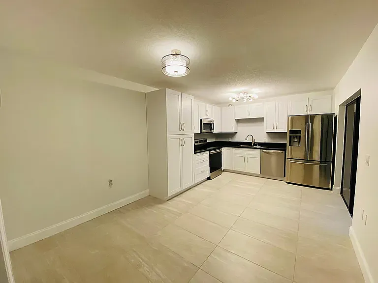 2413 24th Ln #2413 — Photo 2