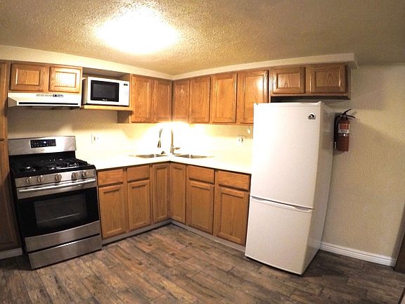 kitchen w dining area