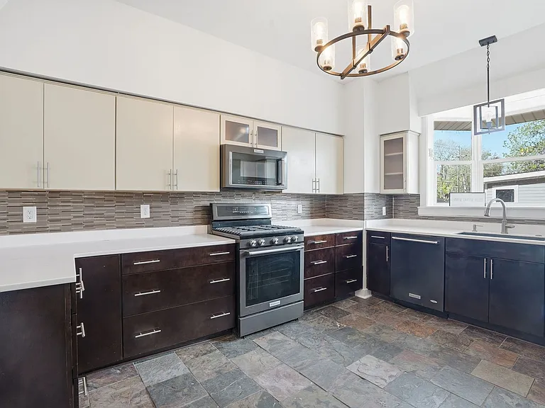 809 E Henry St — Photo 19