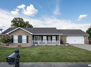 1414 E Willow Dr, Marion, IL 62959