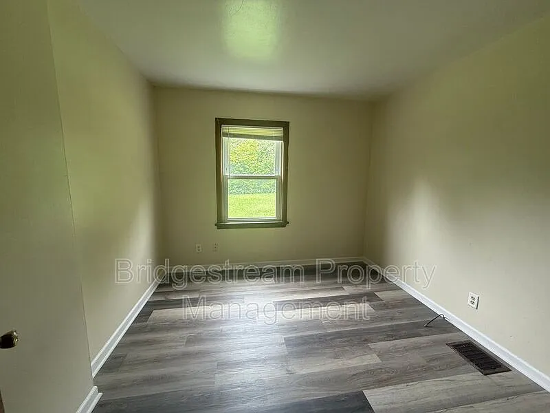 3 bed, 1.0 bath, 955 sqft, $895 — Photo 4