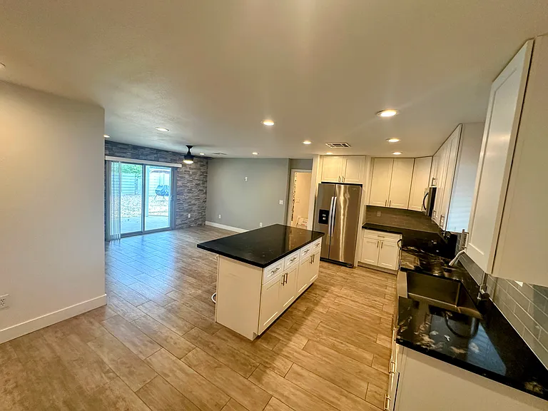 2315 E Marmora St — Photo 7