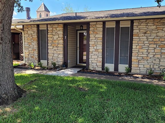 2nd image of 2100 Windsor Dr APT 6
