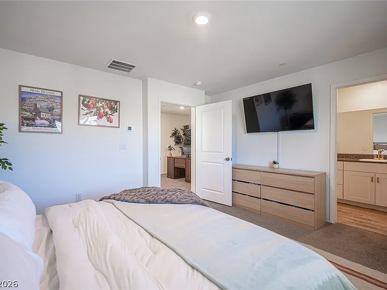 530 Gloster Ave — Photo 17