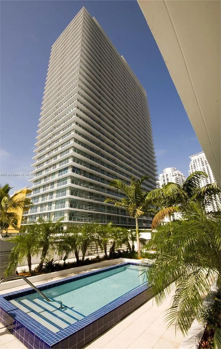 Building Photo - 79 SW 12th St #10