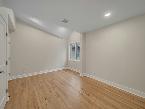 3rd image of 362 Franklin St Floor 1