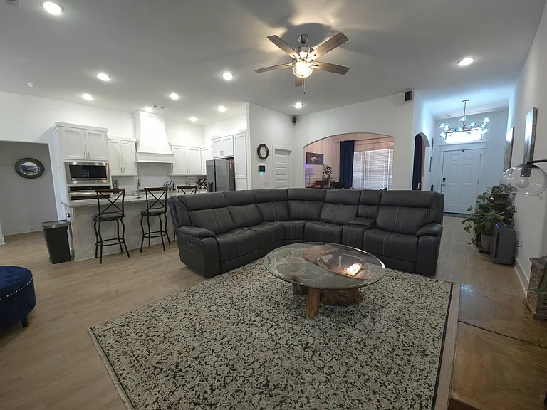 1574 Pershing St — Photo 2