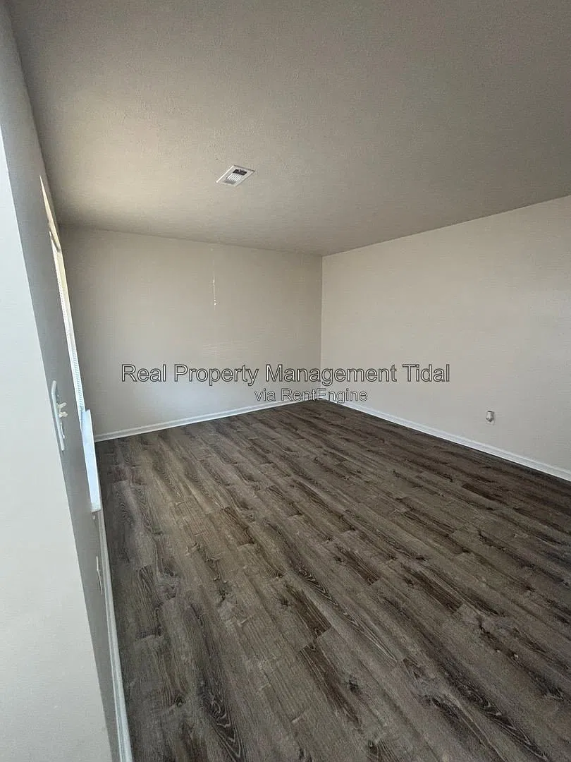 3 bed, 1.5 bath, 1307 sqft, $1,800 — Photo 3