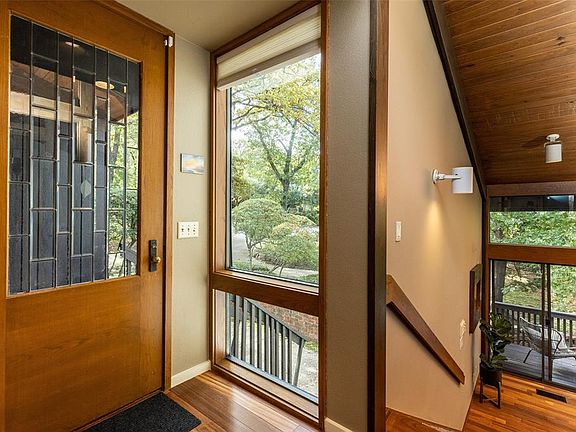 4th image of 1016 Whispering Oak Ct