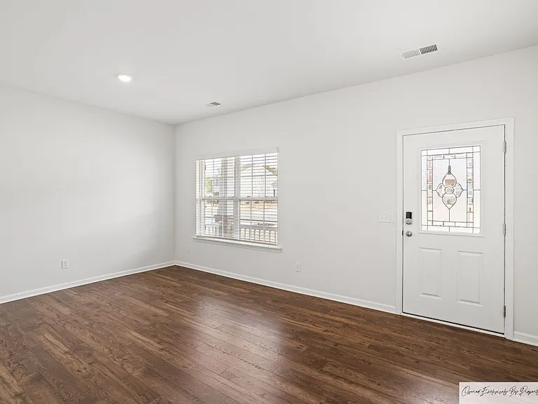 568 Stone Hollow Dr — Photo 3