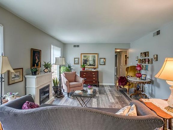 4th image of 2484 Village Dr SE