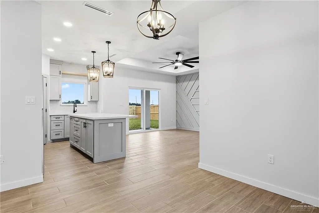 3 bed, 2.0 bath, 1227 sqft, $2,000 — Photo 2