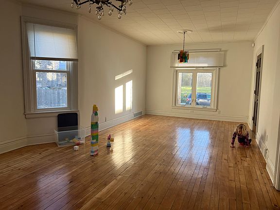 Light filled apartment with a large dining/living room.
Apartment gets extra light because lot next door is free of a building.