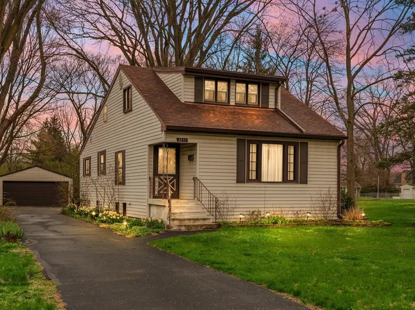 8832 Oakwood Ave, Munster, IN 46321