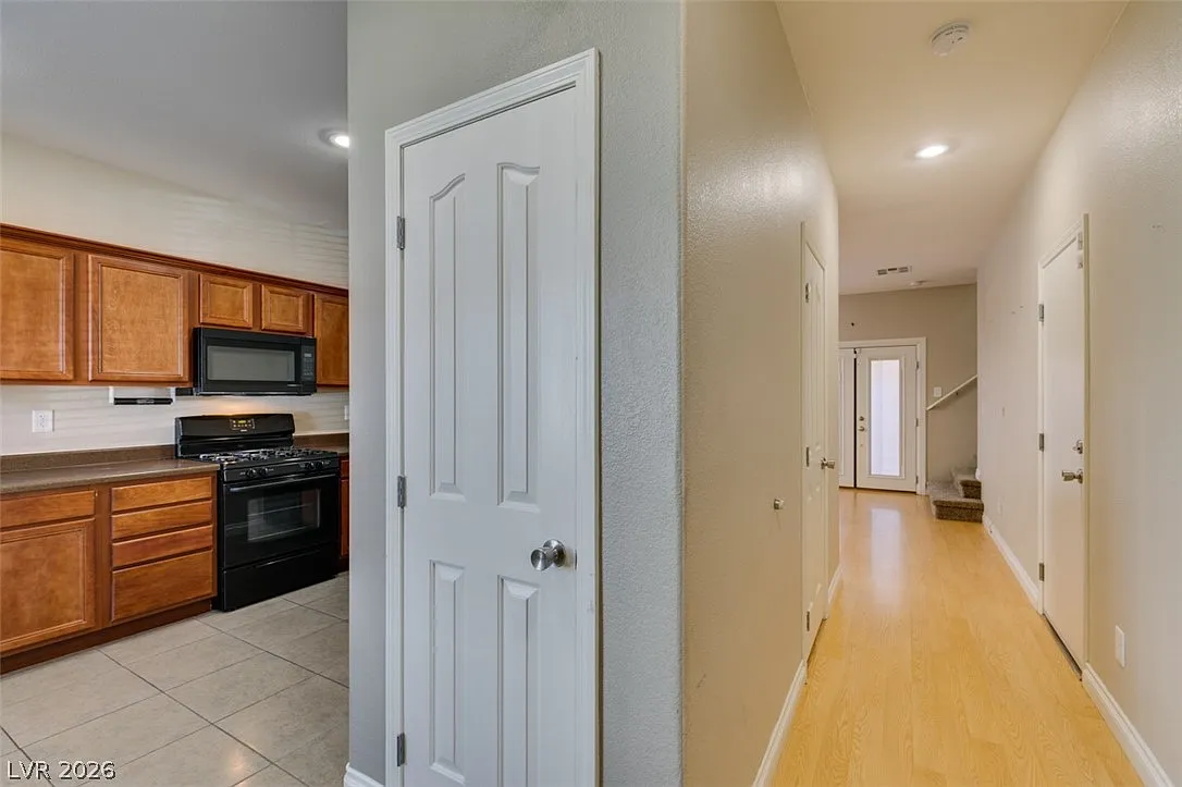 3 bed, 2.5 bath, 1332 sqft, $1,695 — Photo 3