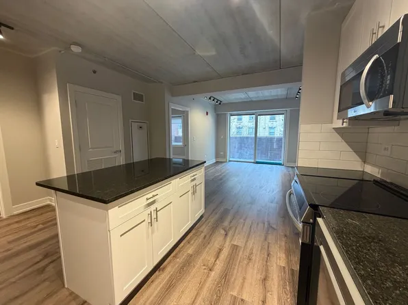 955 W Carmen Ave #204, Chicago, IL 60640