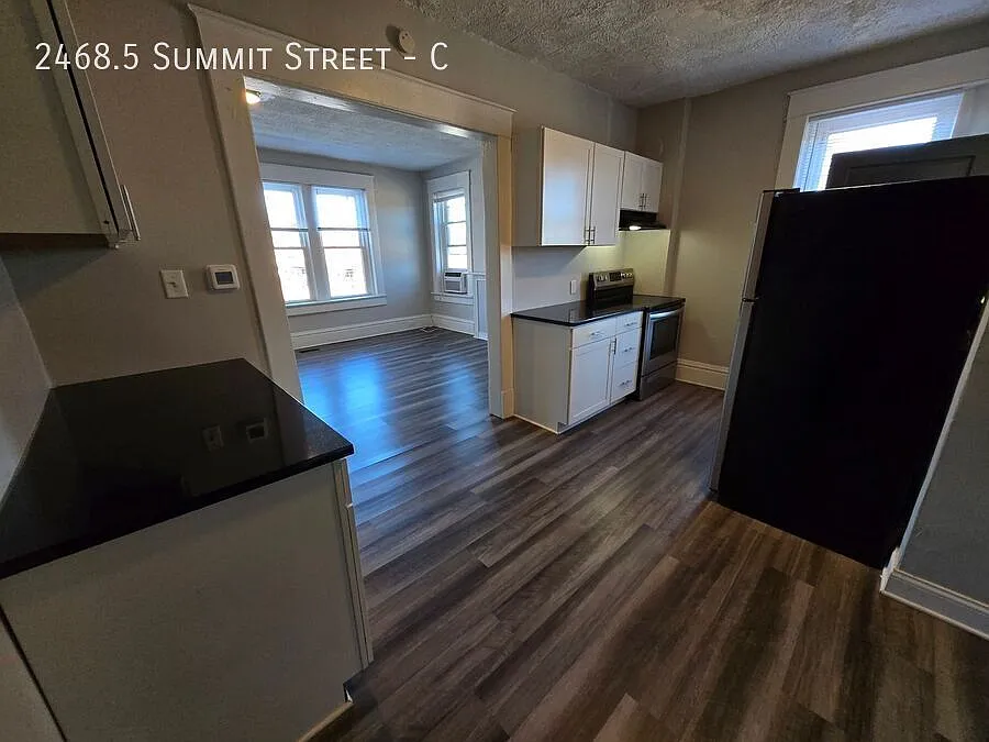 Building Photo - 2468.5 Summit St #C