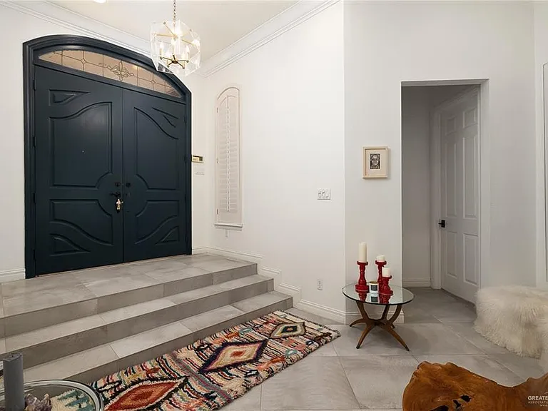 101 Sabine Ct — Photo 2
