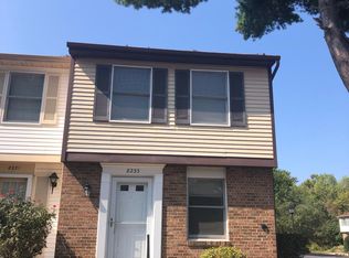 8233 Crestmont Cir, Springfield, VA 22153