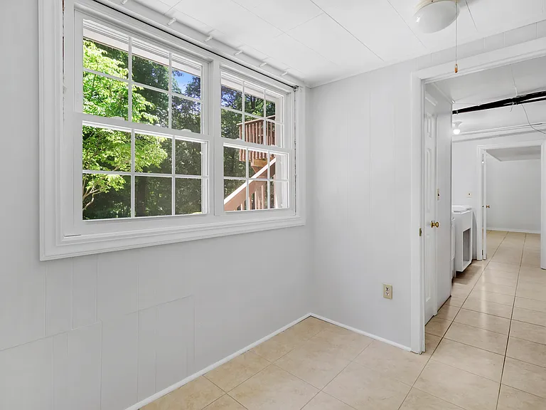 182 Weaver St — Photo 28