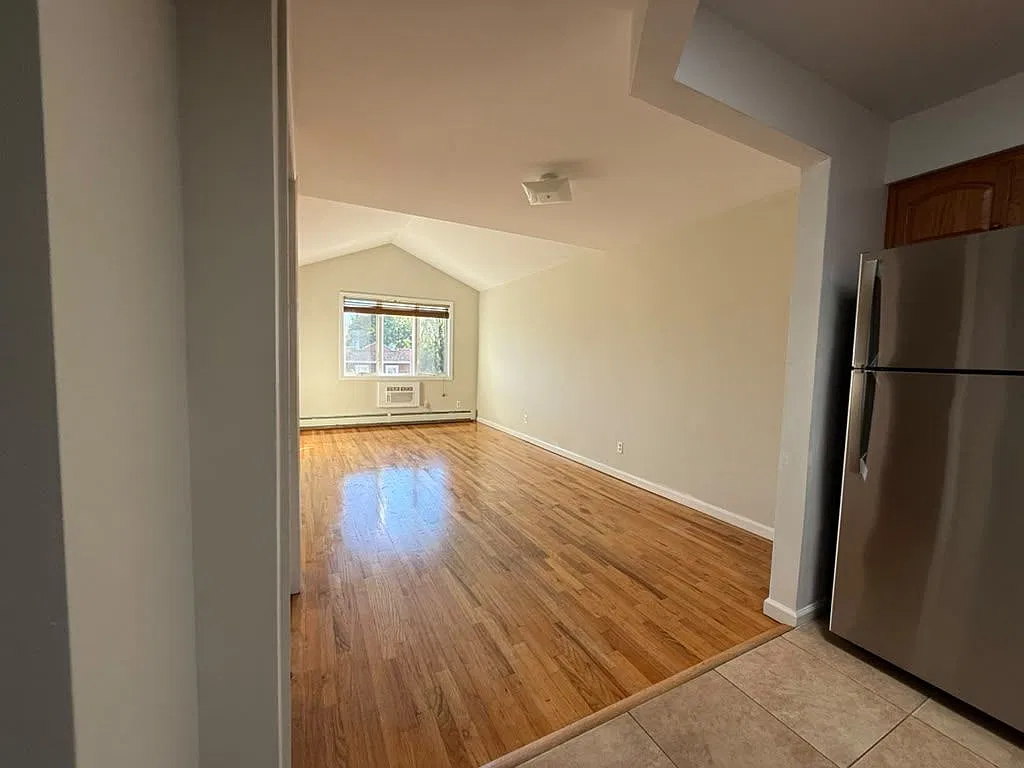 3 bed, 2.0 bath, 1100 sqft, $3,200 — Photo 3