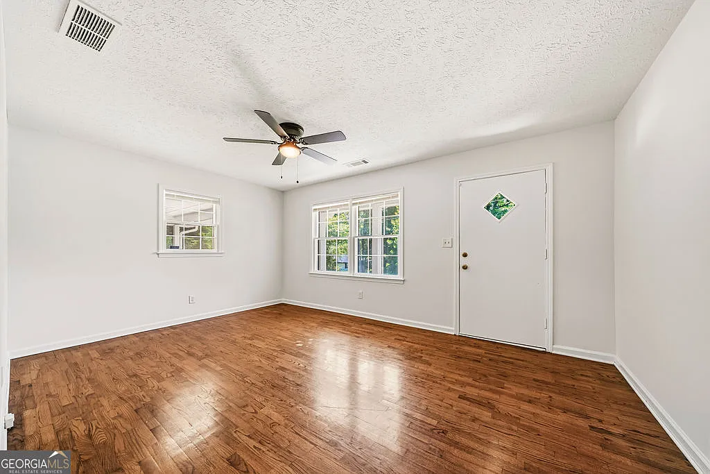 4 bed, 2.5 bath, 2000 sqft, $2,350 — Photo 4