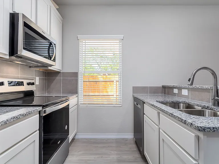 415 Hudson St — Photo 4